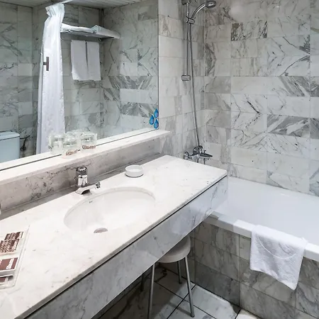 מלון Catalonia Albeniz 3*